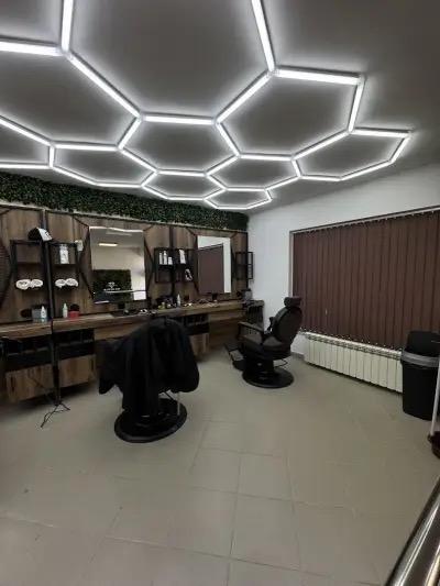 Интериорът на VG Style Barbershop в Надежда 1